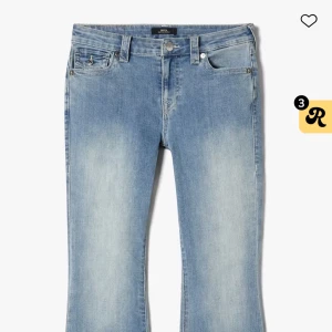 Ljusblå jeans från True Religion - Ljusblåa lågmidjade jeans från true religon i storlek 28. Jätte snygga men är för stora på mig så kan inte använda dem. Jag har använt dem typ 4 gånga så är i bra skick. Lite slitna längst nere vid byx kanten men inget man ser eller tänker på! Säljer dem för 1200 men går att diskutera!