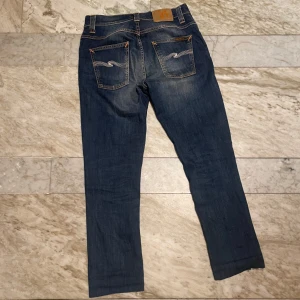 Nudie Jeans - Feta Nudie jeans i modellen Grim Tim! St 30/32 men dom är snyggt klippta längst ner! Längden är 94cm! Mvh Henry 