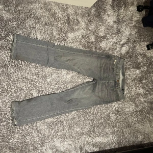 Grå jeansbyxor från Diesel - Säljer ett par grå jeansbyxor från Diesel, modell D-Mihtry. De har en straight passform och är tillverkade i stretchmaterial för extra komfort. Perfekta för en avslappnad stil. Nypris: 1800kr