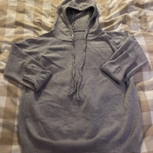 Merinoull hoodie  - Säljer en riktgt snygg grå hoodie. Den är i perfekt skick alltså inga skador alls skriv till mig vid frågor eller funderingar 