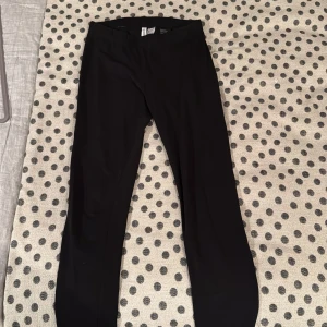 Svarta leggings från H&M Divided - Svarta leggings från H&M Divided. Perfekta för en bekväm look eller som under leggings. De har en elastisk midja för extra komfort😗