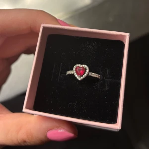 Ring med rött hjärta från Pandora - Säljer denna superfina ring från Pandora, perfekt till alla hjärtans dag!🩷 Kommer i orginalask. Nypris 899kr.