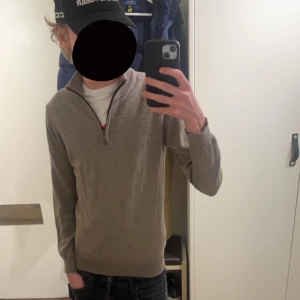 Sand Halvzip - Riktigt skön halvzip från sand, bra kvalle. Storlek S sitter lite litet på mig är 180. Skick 8/10. Hör av er vid frågor eller funderingar 👌