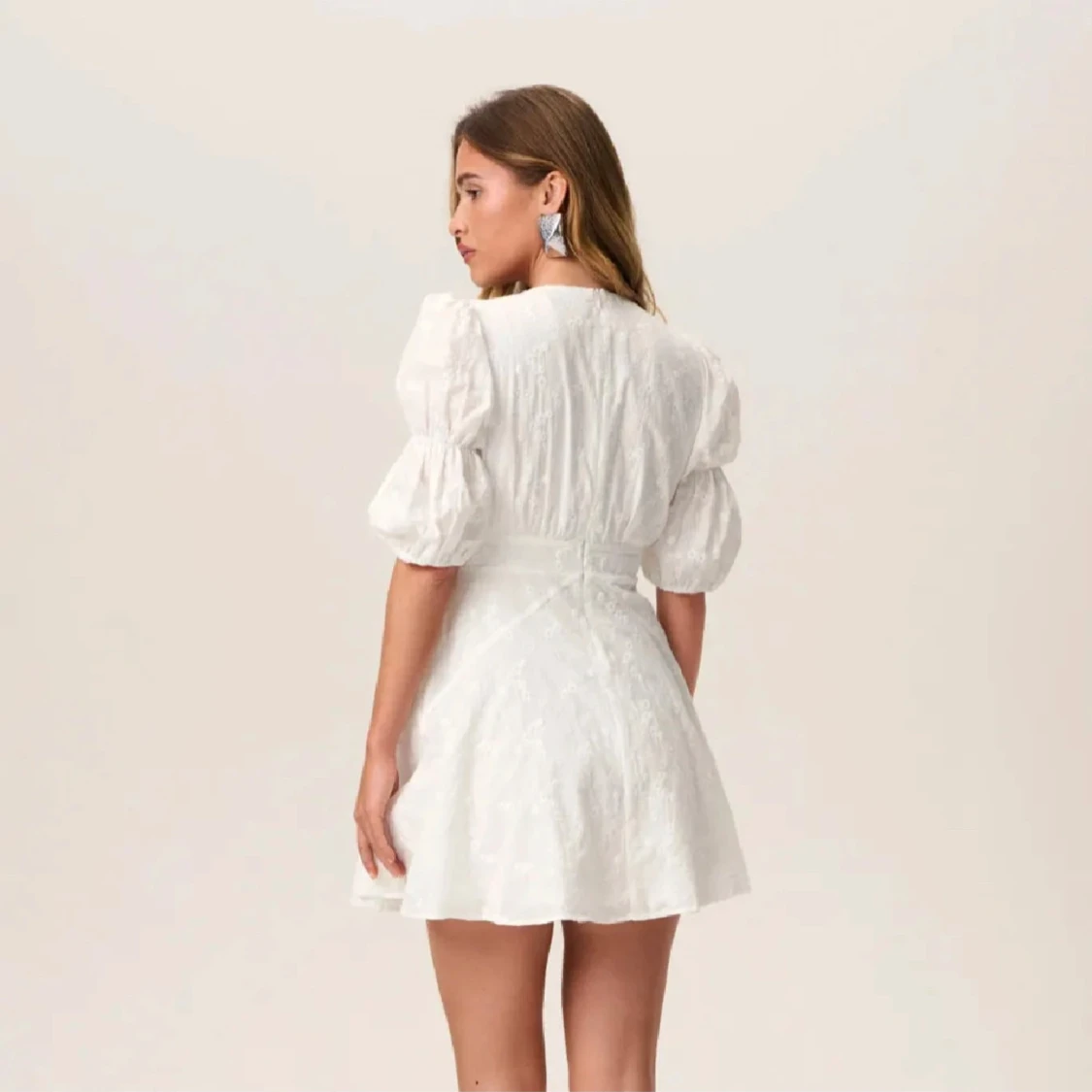 Vit kortklänning med puffärmar från Adoore - 1
