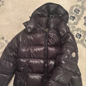 Mörkblå moncler maya - Sälje nu en mörkblå moncler maya i storlek 2/s den är i nyskick men har lite skador på dragkedjan och inuti vid stichingen. Annars inga andra skador.