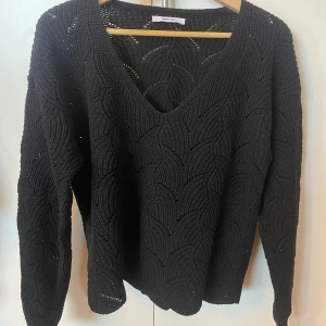 Stickad tröja - Säljer min stickade tröja från About You, kommer ej till användning. Står ingen storlek men passar mig som har XS/S