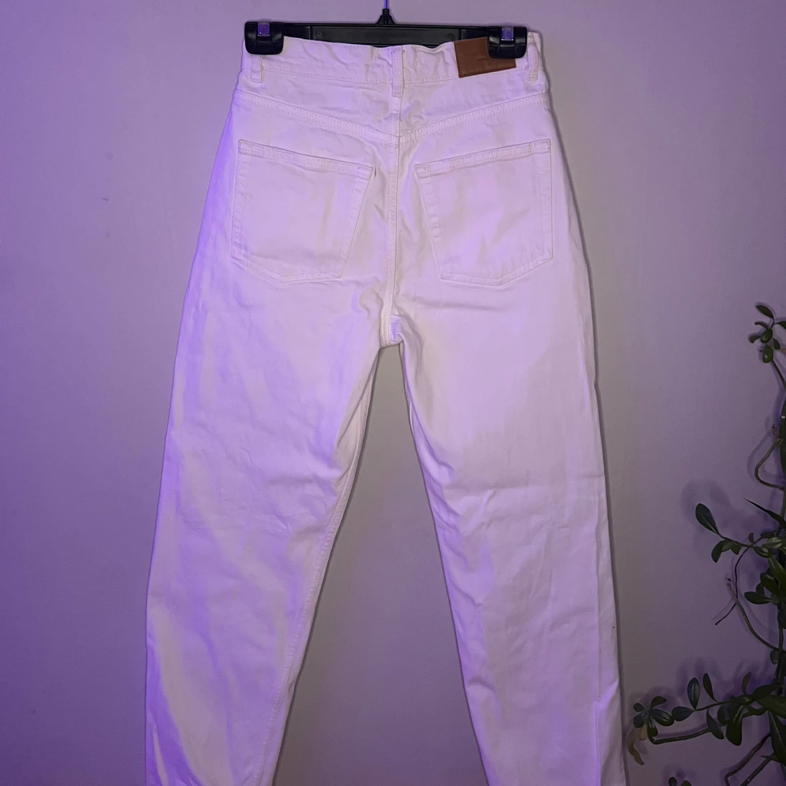 Vita jeans med slitningar - 1