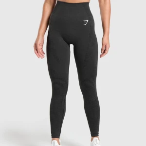 Svarta tights från Gymshark - Säljer mina fina Gymshark tights i strl S. Modellen heter Vital seamless 2.0 och är en stretchig modell utan scrunch. Använd ett antal gånger men fortfarande i väldigt bra skick!🩷