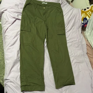 Gröna cargobyxor - Gröna cargobyxor från Lager 157. använt ett fåtal gånger