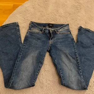 Blå jeans från Vero moda - Snygga lågmidjade blå jeans, tyvärr passar det inte längre och har lite slitningar (kom privat för bild)