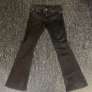Lågmidjade jeans - Bra skick förutom sötningar längst nere på benen och en hälla har lossnat men det går att fixa!