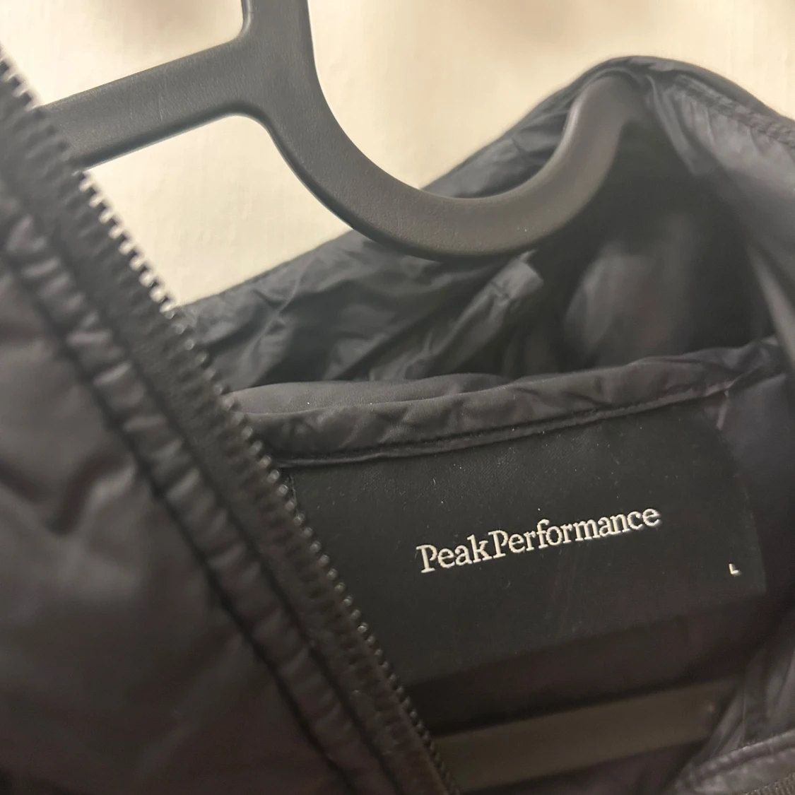 Svart pufferjacka från Peak Performance - 2