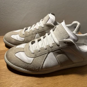 Maison Margiela - Säljer nu mina riktigt feta maison margielas! Skicket är relativt bra förutom lite creasningar och några defekter vid hälarna! Pris kan diskuteras vid seriös köpare! Inga byten! 