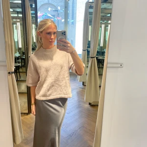 Beige stickad tröja - Säljer en stilren beige stickad tröja med trekvartsärm. Perfekt för en avslappnad och trendig look. Passar bra till både kjol och byxor.
