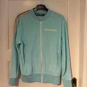 Ljusblå hoddie palm Angels - Tjena, säljer du min Palm angels hoddie för 1500kr, Cond 9/10, storlek S.