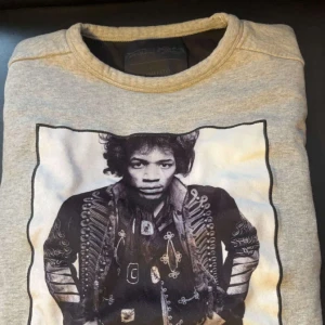 Grå Limitato - Grå sweatshirt från Limitato med snyggt tryck, storlek xs passar dig runt 160. Pris går att diskuteras!😀