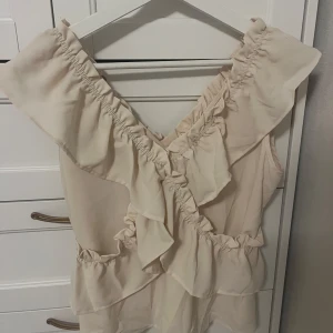 Cream bluse  - Jätte fin blus i storlek S men skulle säga S/xs. använt 1 gång✨