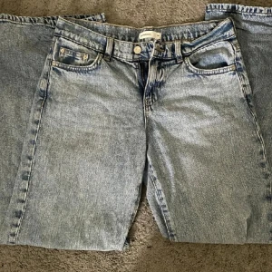 Low wide jeans - Från Ginatricot, knappt använda då de alltid varit för långa på mig, obs tagit bort ”lappen” där bak pga att jag vikt ner de. Nypris:599kr