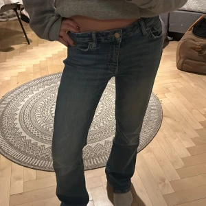 Blå bootcut jeans - Snygga blå bootcut jeans med låg midja, perfekt till allt!🥰 Köpt från tidigare ägare och har använt en gång sen dess! Om frågor kom privat💕 Pris kan självklart sänkas vid snabb affär!