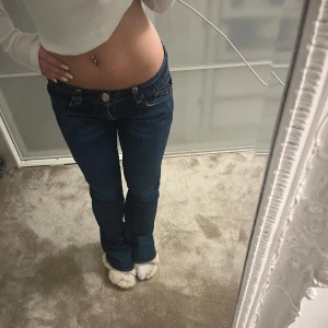 Mörkblå jeans från Rock & Republic - Säljer mina sååå fina mörkblåa jeans från Rock & Republic med låg midja och broderad detalj på bakfickan❤️. Säljer för att dom är lite förstora för mig❤️