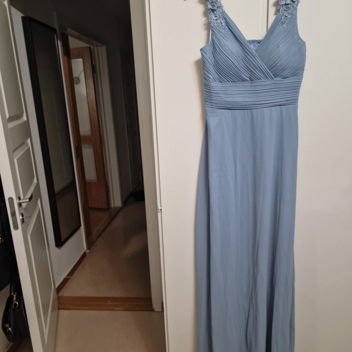 Ljusblå långklänning med spetsdetaljer