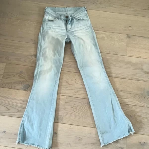 Ljusblå bootcut jeans från Wrangler - Säljer ett par ljusblå jeans från Wrangler med bootcut-stil. Skriv för mått