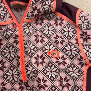 Kari Traa merinoull tröja strl M - Underställströja i tjock merinoull. Knappt använd och i nyskick. Nypris 999kr. 