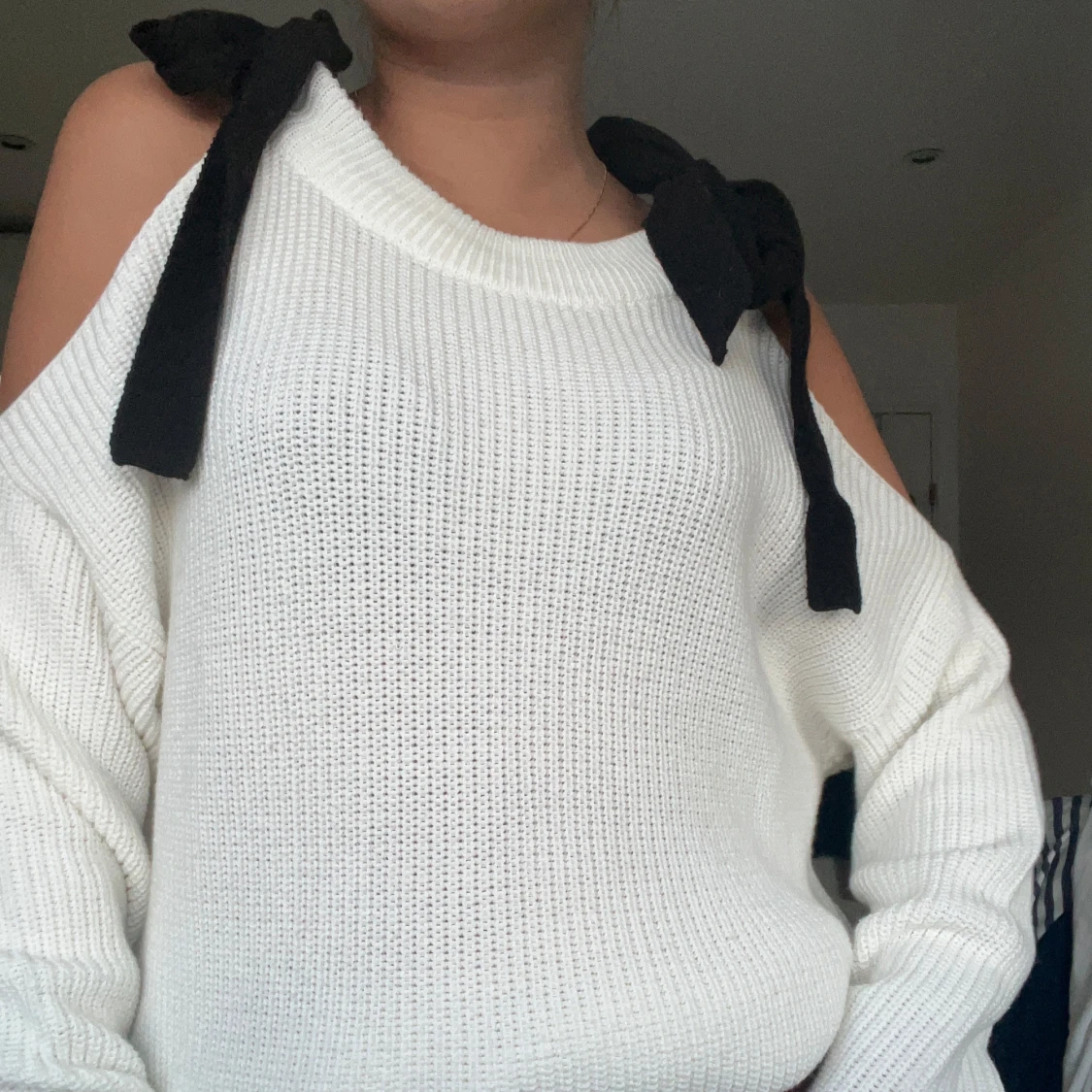 Vit stickad tröja med svarta rosetter - 90
