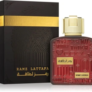 Lattafa Ramz Gold edp 100ml - Elegant parfymflaska i röd med guldlock och texturerad yta. Förpackningen är svart med gulddetaljer och har en stilren design. Doften är en del av Lattafas exklusiva signaturer.