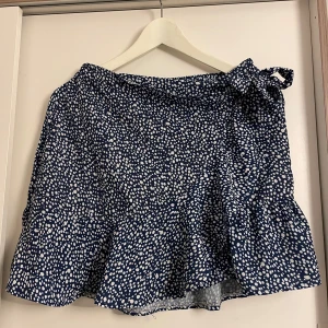 Blå kjol med prickar mönster prickigt - Använd 3 gånger, Storlek S, Kan mötas upp i Stockholm, T-centralen