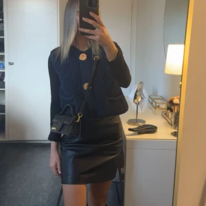 Zara stickad tröja  - Snygg blå stickad tröja med en fin passform. Perfekt för en stilren look. En enkel design som gör den lätt att matcha med olika nederdelar.