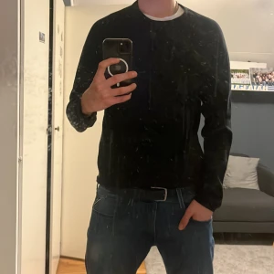 Svart tröja från Jack & Jones - Säljer en stilren svart tröja från Jack & Jones i storlek M. Perfekt för en enkel och klassisk look. Tröjan har långa ärmar och en rund halsringning.