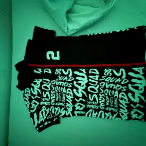 Dsquared 2 piké tröja - Snygg piké tröja från Dsquared svart med vit och röda detaljer, 400kr (kan diskuteras). Fråga gärna om fler bilder eller om du har generella frågor! Storlek S 