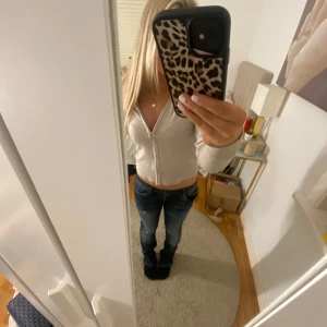  lågmidjade jeans - Säljer nu domhära jättesnygga lågmidjade jeansen, dom är i storleken w26 och längden är dom lite långa för mig som är 160 ungefär så passar nog 165 perfekt💓