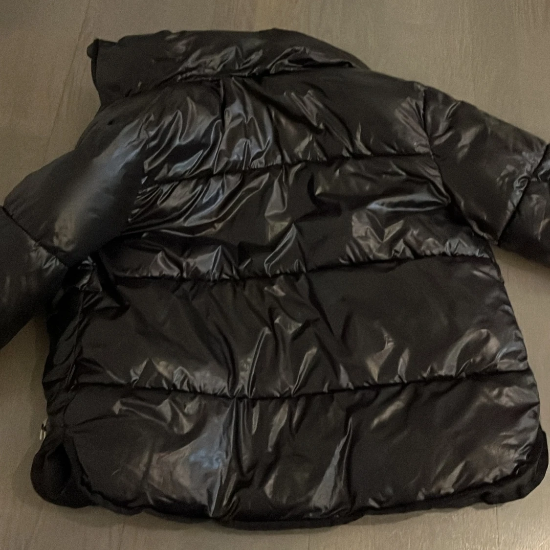 Svart glansigjacka från H&M - 90