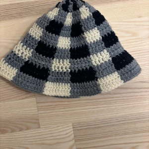 Rutig stickad bucket hat  - Snygg rutig bucket hat. 