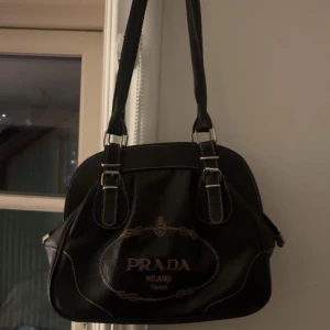 Svart väska - En svart väska med fina detaljer säljs för bra pris!