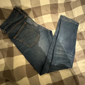 Nudie Jeans - Säljer ett par ljusblå Nudie jeans i storleken 31/32. Modell Grim Tim och sitter slim/straight. Använda men inga defekter.