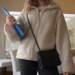 Beige teddyjacka - Mysig beige teddyjacka med dragkedja framtill. Perfekt för kyliga dagar med sin fluffiga och varma design. Jackan har långa ärmar och en bekväm passform. Första bilden är min dom andra är lånade! Köpt på plick för 550, storlek XL men sitter som en M! 