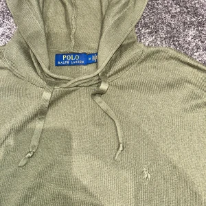 Ralph Lauren Kashmir hoodie - Säljer en stilren grön hoodie från Polo Ralph Lauren. Väldigt bra skick. Bra passform, han på bild är 184cm, 70kg. Hör av er vid funderingar!