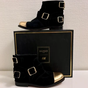 Balmain x H&M skor - Snygga booties i svart mocka med guld läder. Sparsamt använda