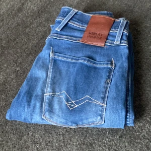 Blå jeans från Replay - Snygga blå jeans från Replay i modellen Anbass. De har en bekväm passform och är perfekta för en avslappnad stil.