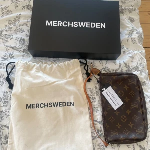 LV Louis Vuitton pochette handväska - Köpt vintage från merch Sweden, efter dess aldrig använd (se lappen) skickar gärna fler bilder🥰🥰