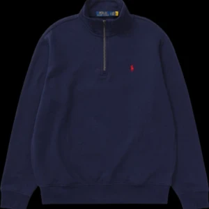 Mörkblå zip hoodie från Ralph Lauren - Snygg mörkblå tröja från Ralph Lauren med halv zip. Den är perfekt för kyligare dagar att den under en jacka eller bara den till våren/sommaren. Den har en riktigt skön passform 