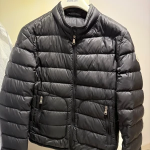 Moncler acorus giubotto - Snygg svart pufferjacka från Moncler. Perfekt nu inför våren! Använd ett ental gånger och tags medföljer! Nypris 4800! Storlek 14/164