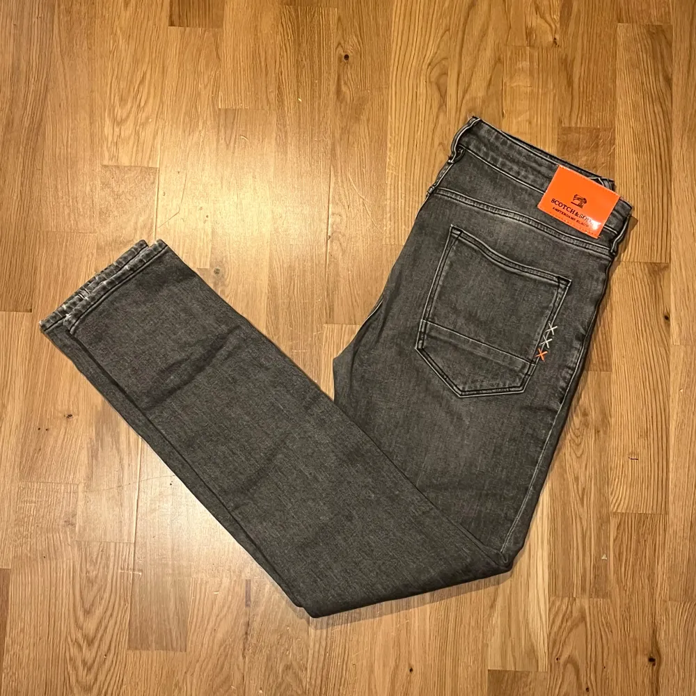 Snygga grå jeans från Scotch & Soda. De har en dragkedja och knapp framtill. . Pris kan diskuteras vid snabb affär✅. Farkut & Housut.