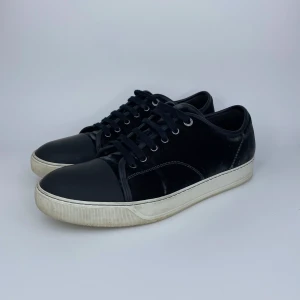 Lanvin ”Matte Cap Toe” svart - - Strlk: UK 9, EU 43 ( passar 44, 45) - Skick: 8/10 - Perfekt till vardagen men även festligare tillfällen! - Priset är diskuterbart! - Gratis frakt! (Kontakta oss) - Skambud ignoreras! - Nypris: 4999:-, vårt pris: 2399:-