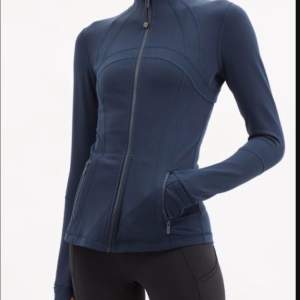 Snygg mörkblå/indigolila define jacket från Lululemon. Perfekt för träning eller en aktiv vardag. Finns ej i Sverige, köpt i Nya Zeeland!💕kom privat för fler bilder, går att buda eller köpa med köp nu!