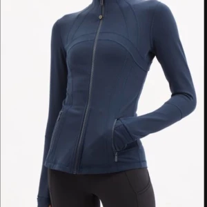 Lululemon define jacket - Snygg mörkblå/indigolila define jacket från Lululemon. Perfekt för träning eller en aktiv vardag. Finns ej i Sverige, köpt i Nya Zeeland!💕kom privat för fler bilder, går att buda eller köpa med köp nu!