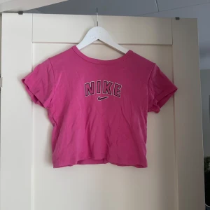 Rosa croppad t-shirt från Nike - Rosa croppad t-shirt från Nike🩷